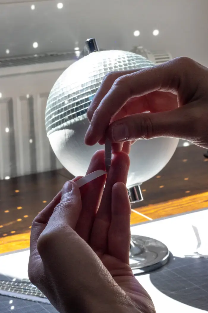 Décoller papier autocollant de la bande de mosaïques