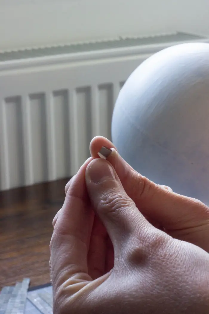 Décoller bande adhésive sur un carreau de mosaïque