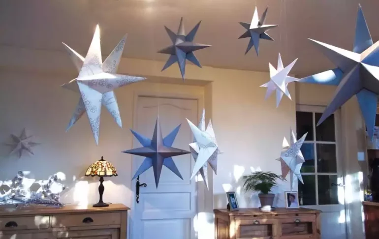 Étoiles suspendues de Noël, DIY en papier peint