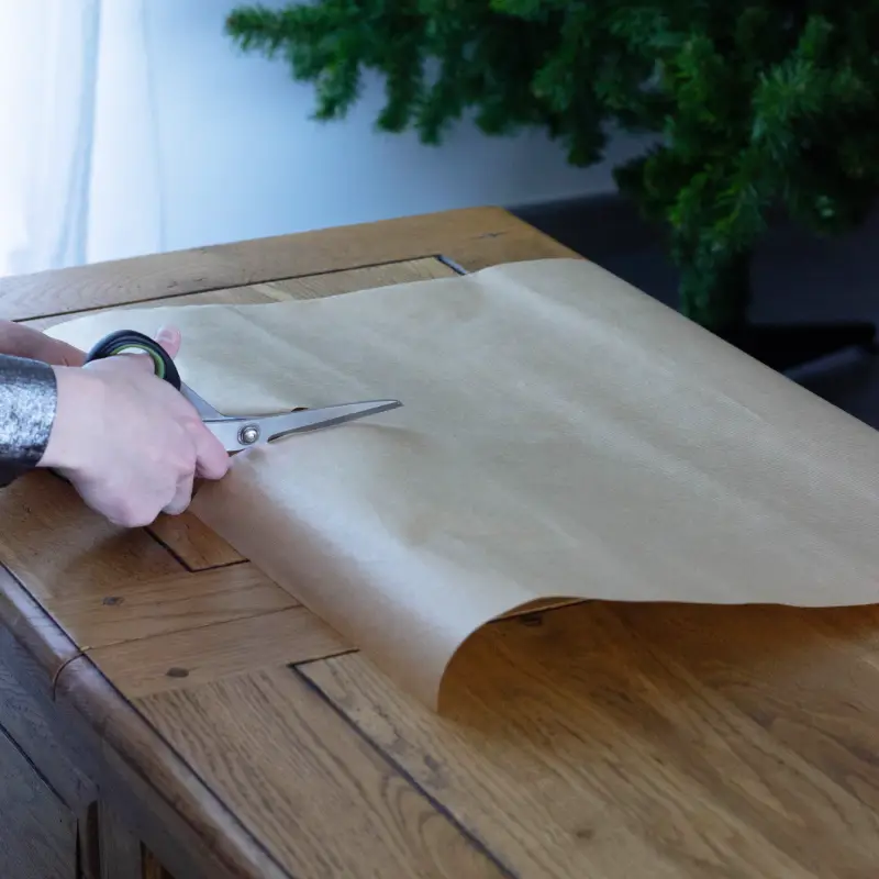 Découper une bande de papier kraft