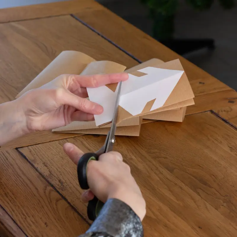 Découper la forme du patron dans le tube formé en papier kraft