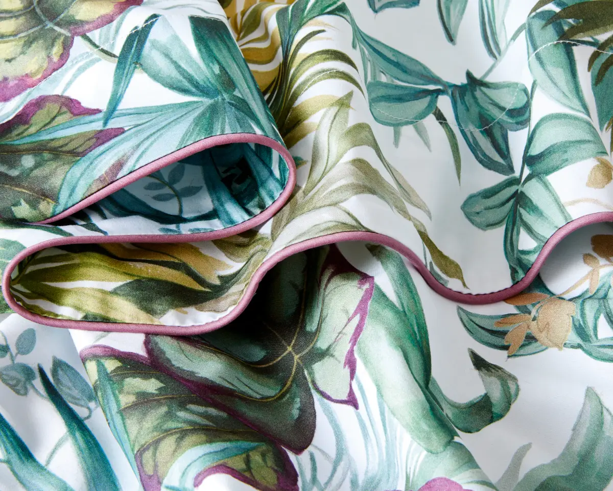 Détail couture et finition des draps, tissu à motif coloré