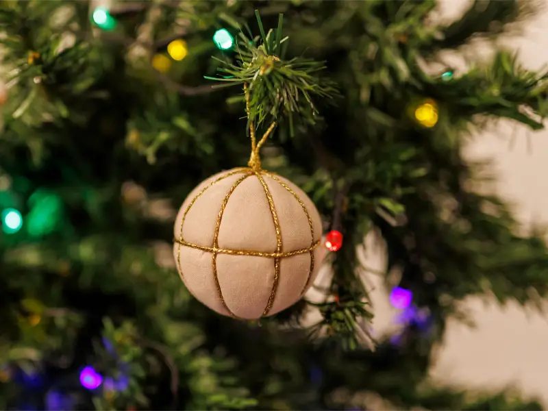 DIY Réaliser une boule de Noël en tissu Visite Déco
