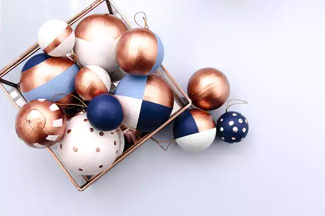 DIY boules de Noël effet cuivré