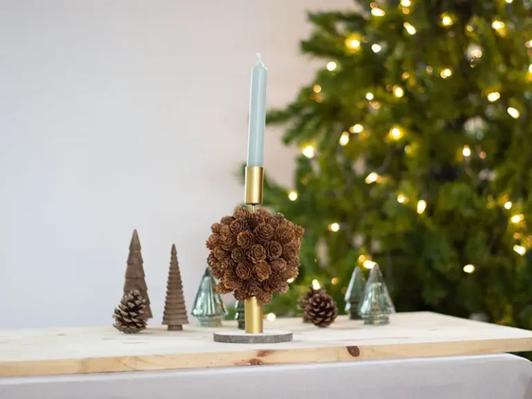 DIY chandelier pommes de pin de Noël