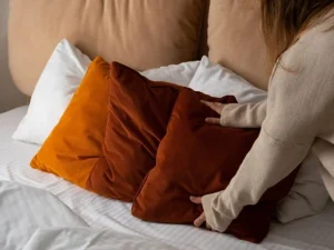 Coussins taies marrons avec draps plats haut de gamme
