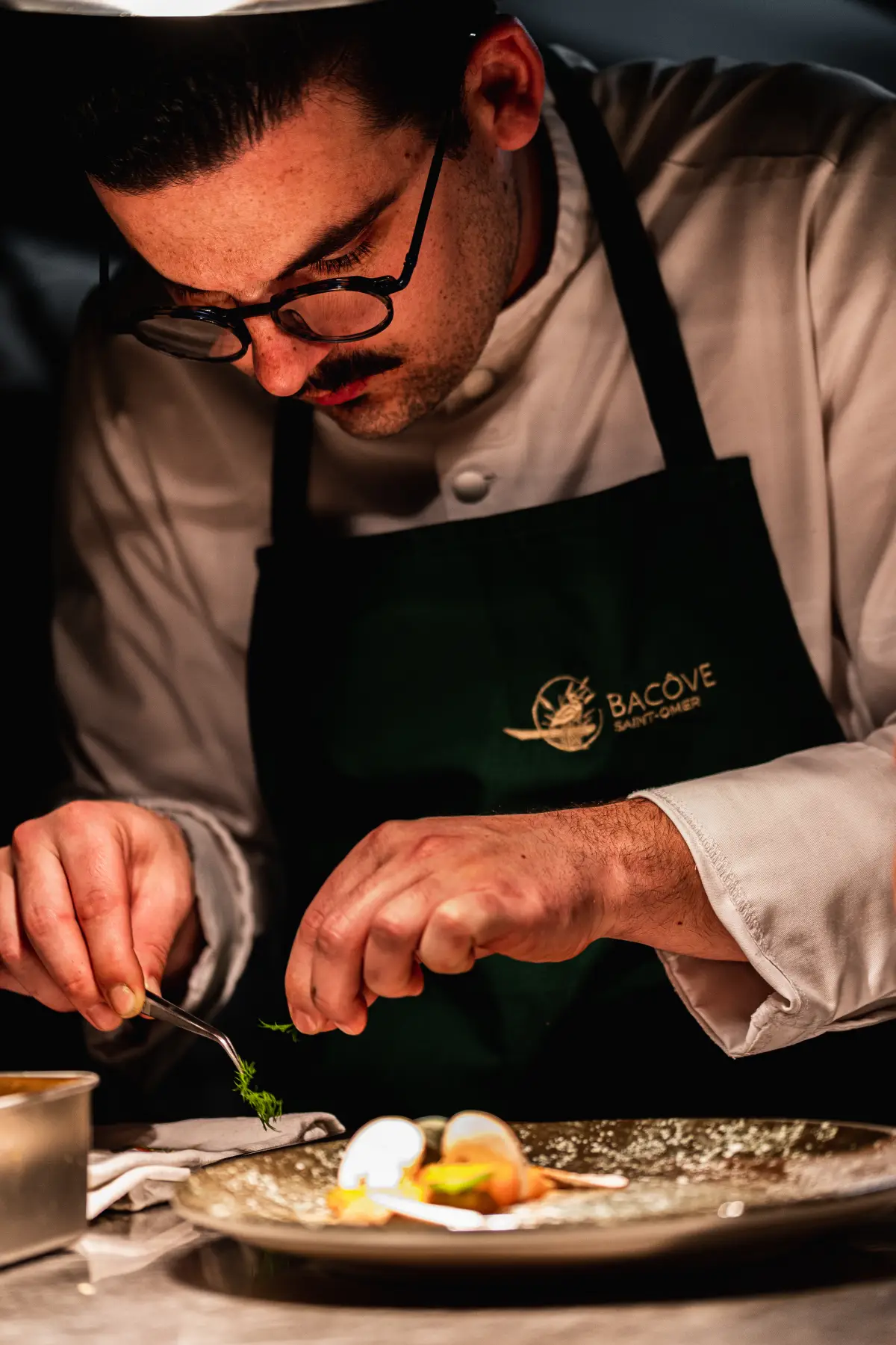 Dressage d'une assiette par le chef Camille Delcroix