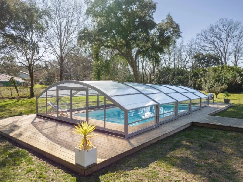 Guide sur les abris de piscine mi-hauts