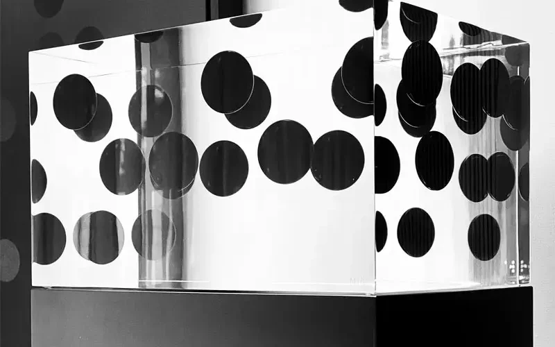 Sculpture verre et points noirs