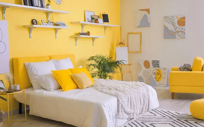 Chambre de couleur jaune et blanche