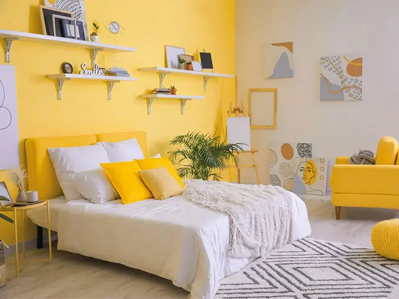 Chambre de couleur jaune et blanche