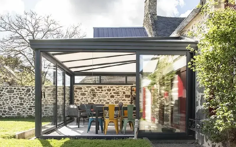 Les avantages d'installer une véranda chez soi, espace salle à manger