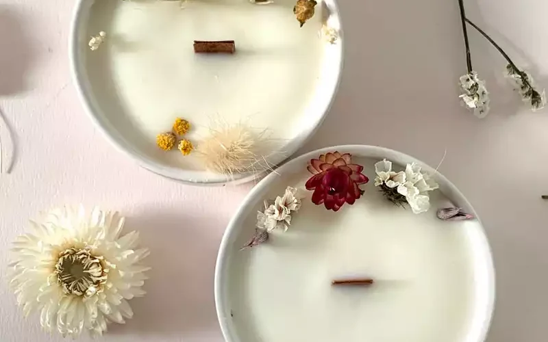 Bougies fleuries avec des fleurs séchées