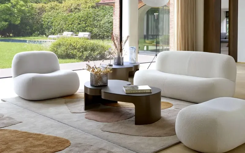 Canapé, pouf et fauteuil contemporains blancs de formes arrondies