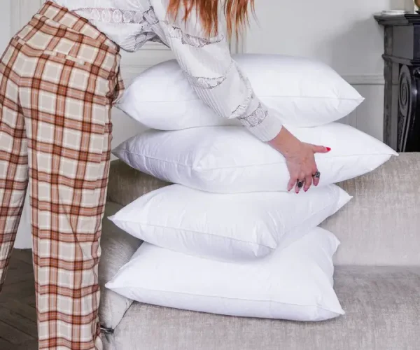 Choisir son oreiller pour bien dormir la nuit, lot de 4 oreillers blancs