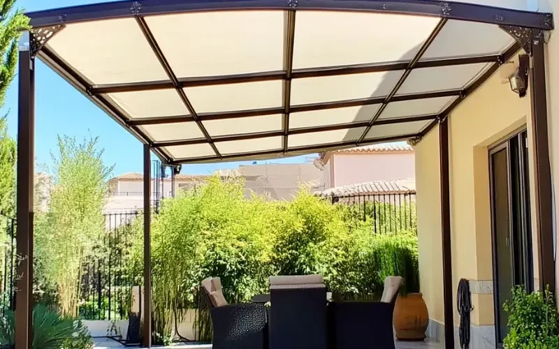 Couvrir sa pergola avec une bâche sur mesure pour l'habiller