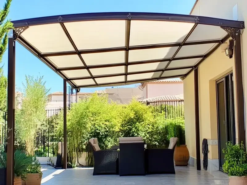 Couvrir sa pergola avec une bâche sur mesure pour l'habiller