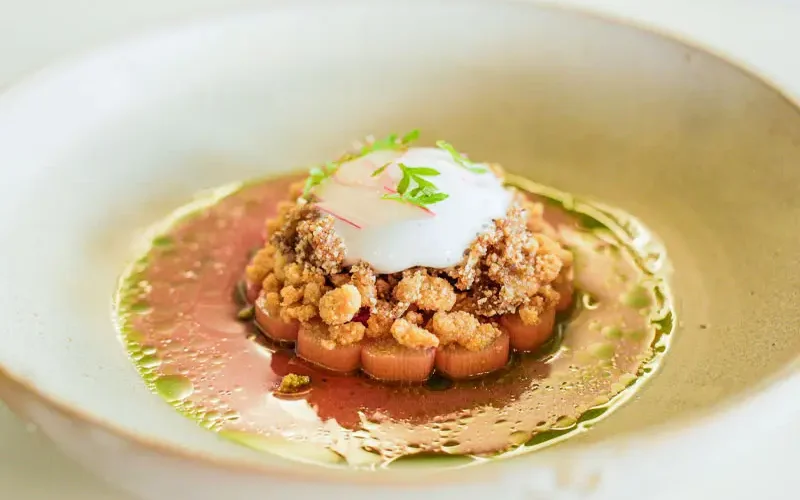 Dessert crumble à la rhubarbe