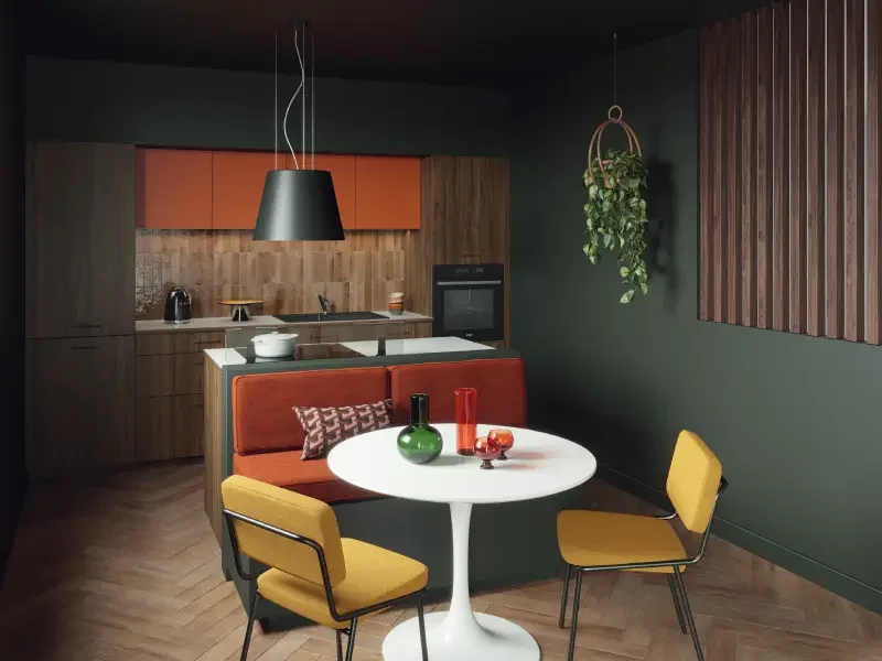 Cuisine sur mesure optimisée par un cuisiniste pour s'adapter à l'espace, meubles en bois