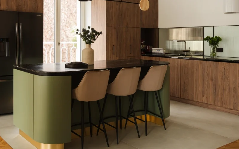 Cuisine verte, îlot central vert, meubles en bois