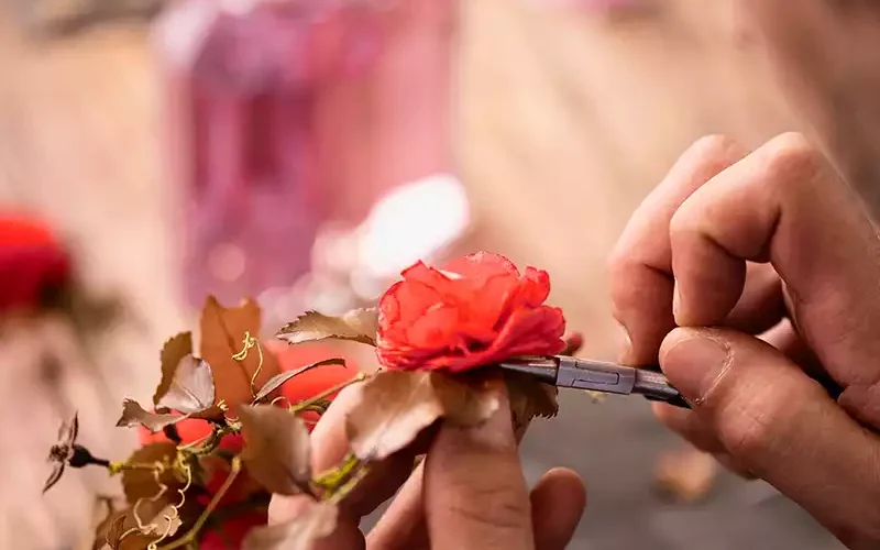 Transformation déchets plastiques en fleurs artificielles