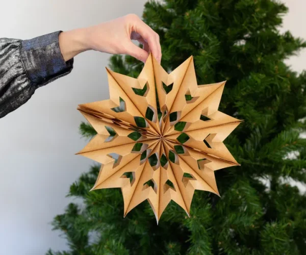 DIY étoile de Noël en papier kraft avec découpes