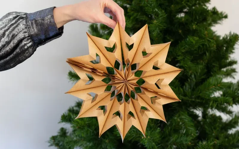 DIY étoile de Noël en papier kraft avec découpes