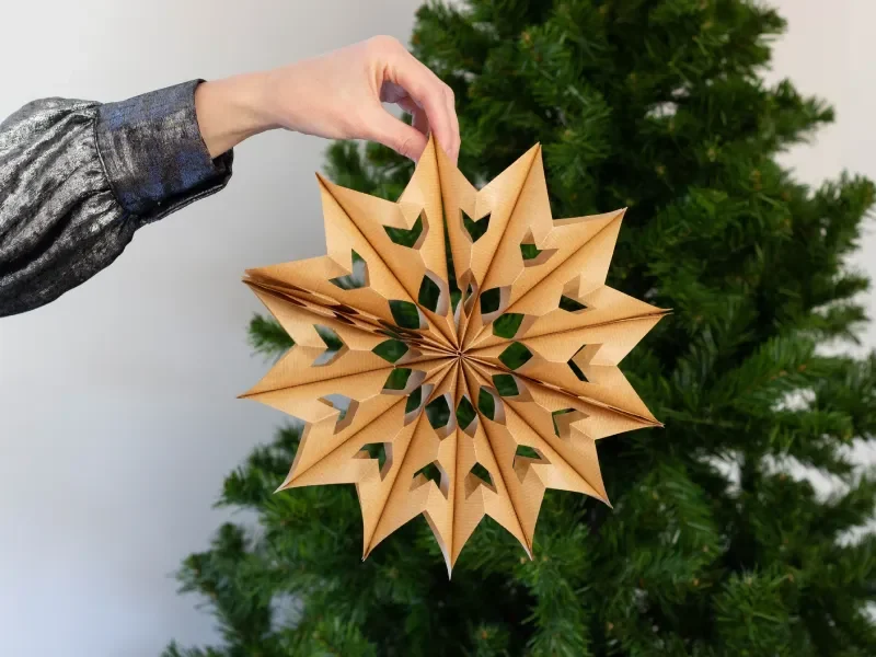 DIY étoile de Noël en papier kraft avec découpes