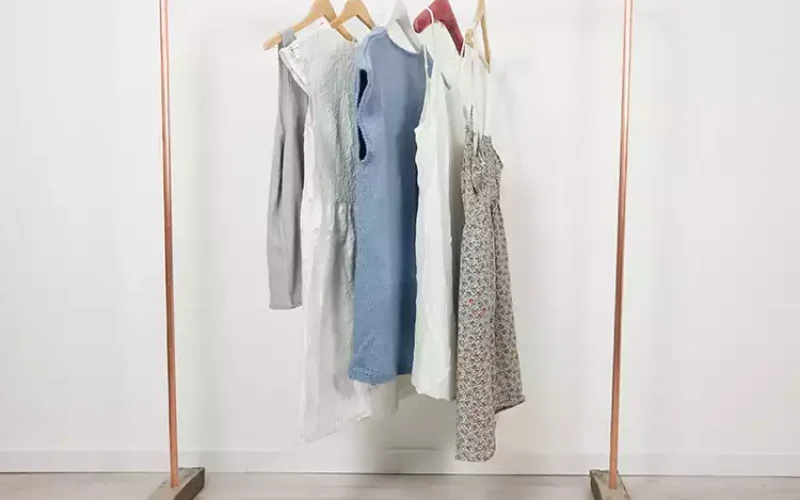 Portant dressing en cuivre et béton