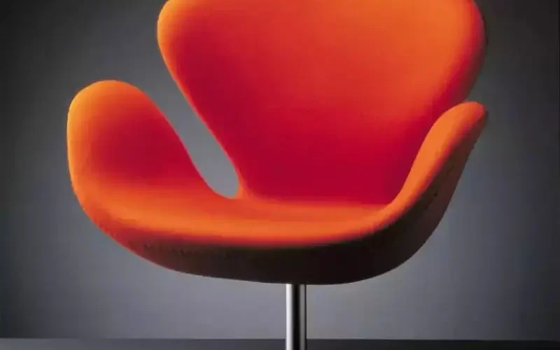 Fauteuil culte Swan orange par Arne Jacobsen