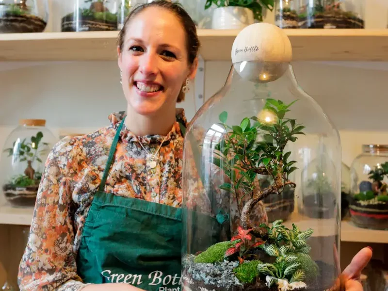Émeline Bouche de Green Bottle Design, création de terrarium