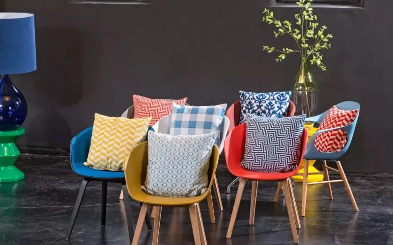 chaises colorées