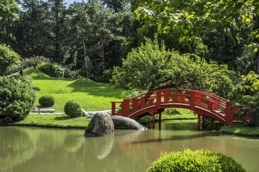 Jardin style japonais avec un pont rouge