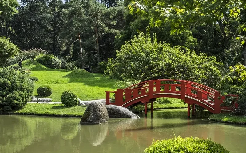 Jardin style japonais avec un pont rouge