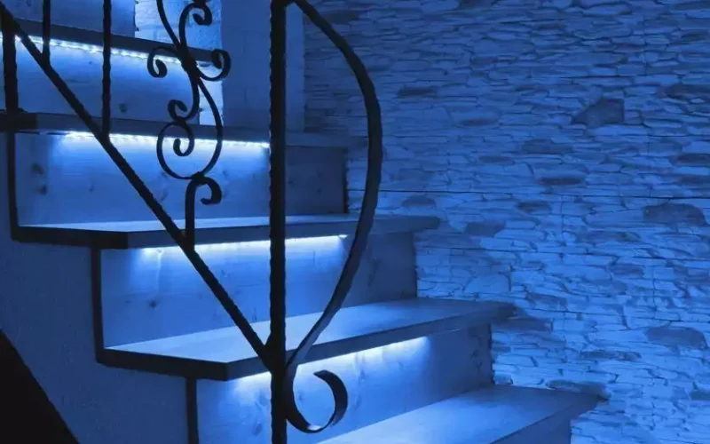 Led extérieure bleue et étanche sur un escalier