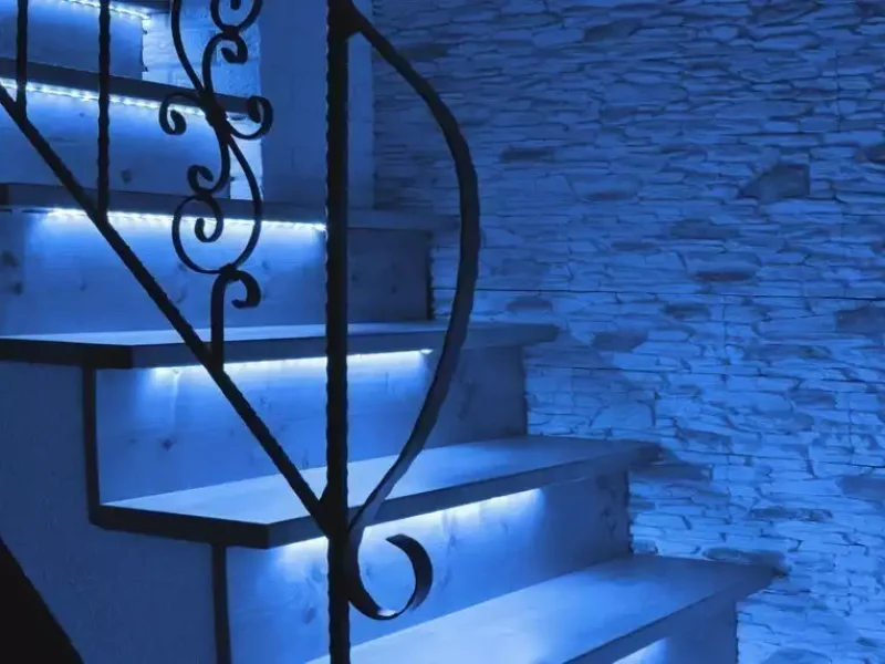 Led extérieure bleue et étanche sur un escalier