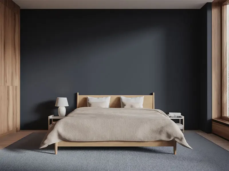 Lit en bois massif de couleur clair, lit double, murs gris foncé