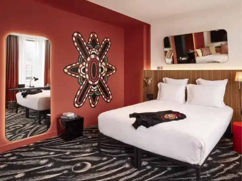 Chambre terracotta, abat-jour girafe, Mama Shelter Paris La Défense