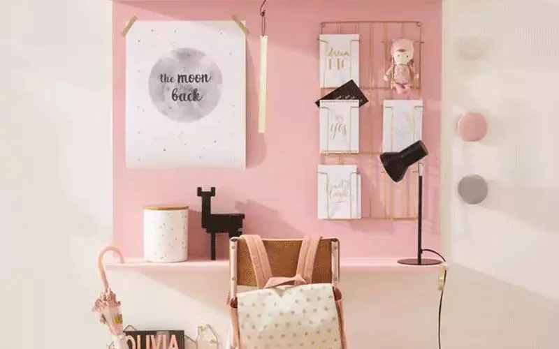 Bureau chambre d'enfant, mur rose