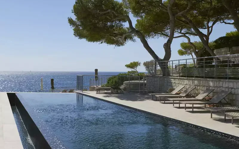 Piscine d'hôtel de luxe