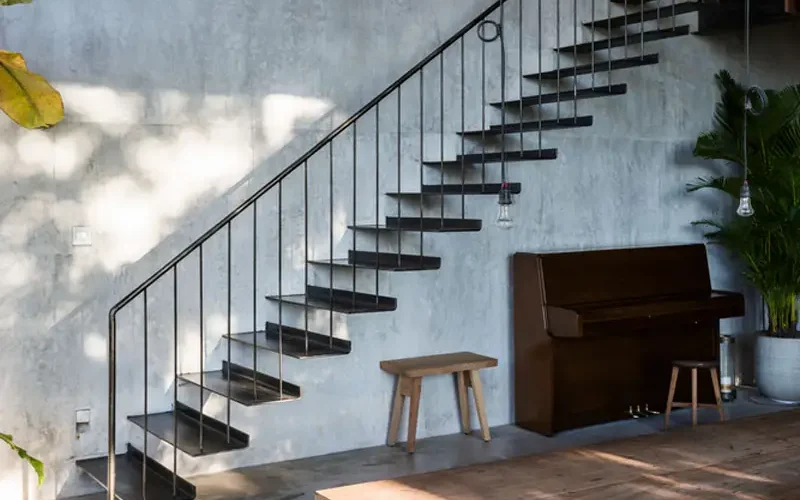 Grand escalier dans une immense pièce