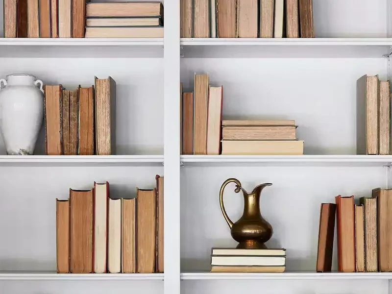 Déco, livres à l'envers dans une bibliothèque