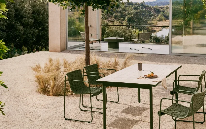 Mobilier extérieur tendance couleur vert, table et chaise de jardin