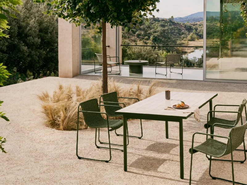 Mobilier extérieur tendance couleur vert, table et chaise de jardin