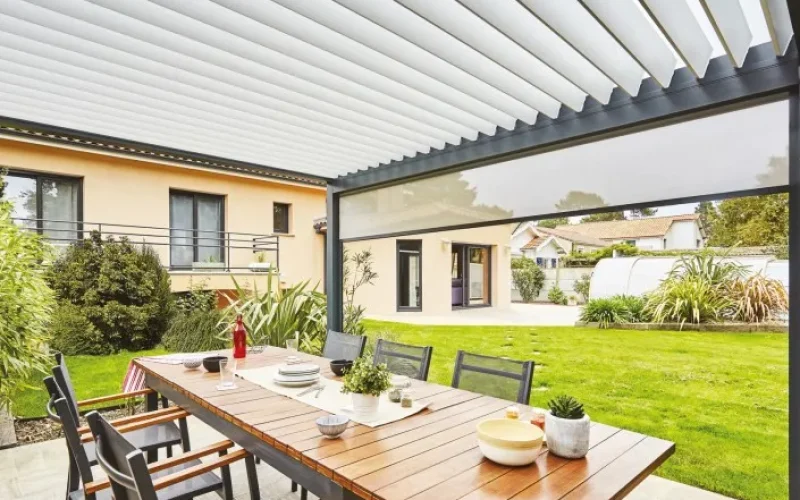 Orientation des lames d'une pergola bioclimatique : le guide