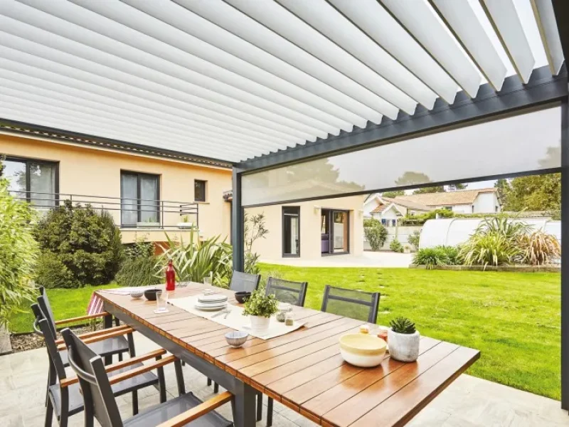 Orientation des lames d'une pergola bioclimatique : le guide