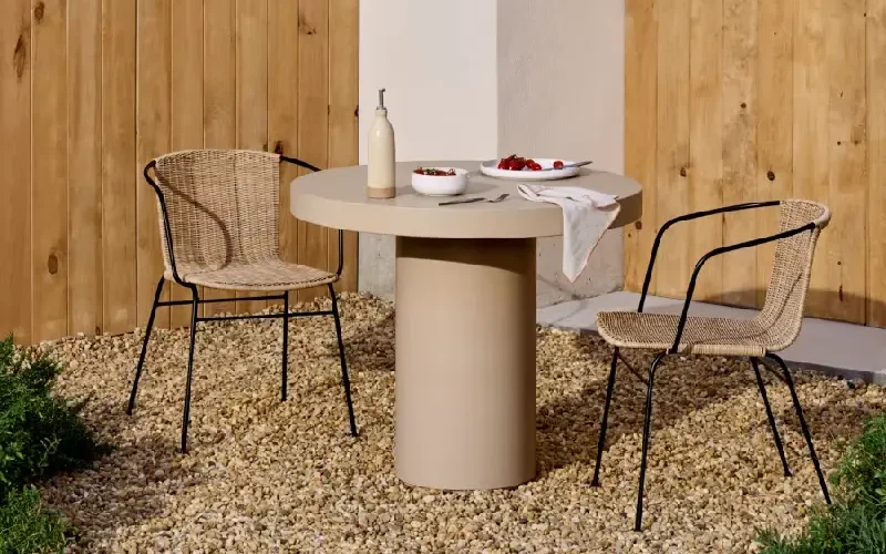 Petite table ronde d'extérieur beige en ciment