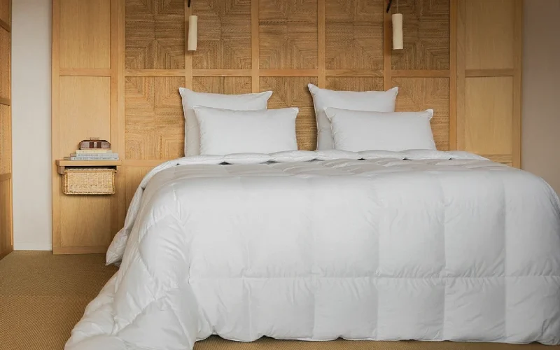 Couette blanche de qualité sur un lit double