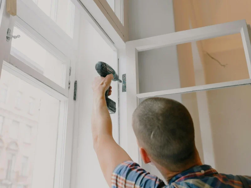 Homme en train de visser de nouvelles fenêtres