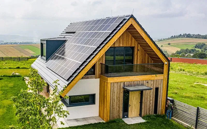 Maison verte avec panneaux solaires